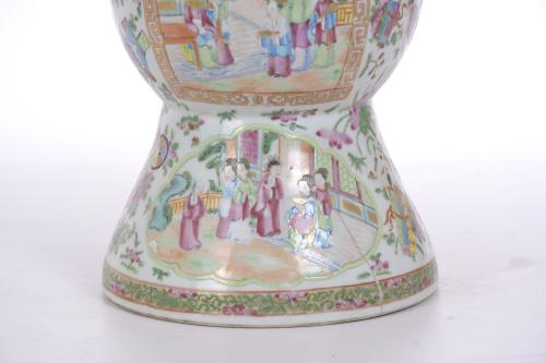 CHINESE VASE IN ROSE FAMILY CANTON PORCELAIN, 19TH CENTURY.