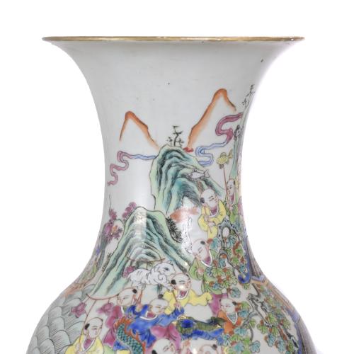 CHINESE ROSE FAMILY VASE, EARLY 20TH CENTURY.