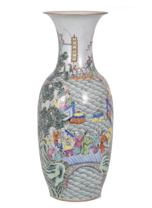 CHINESE ROSE FAMILY VASE, EARLY 20TH CENTURY.