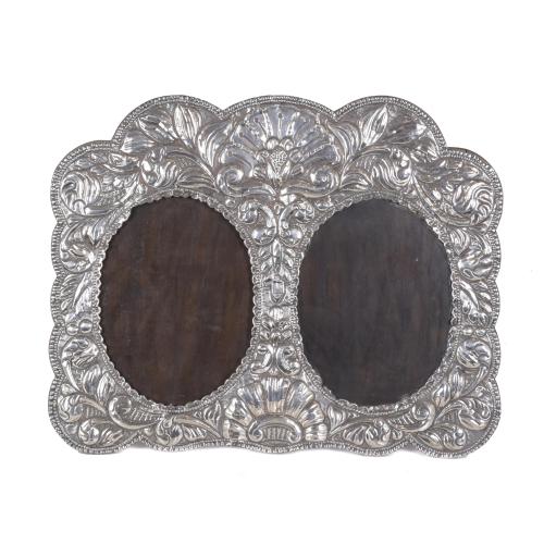 DOUBLE PICTURE FRAME IN SILVER, 20TH CENTURY.