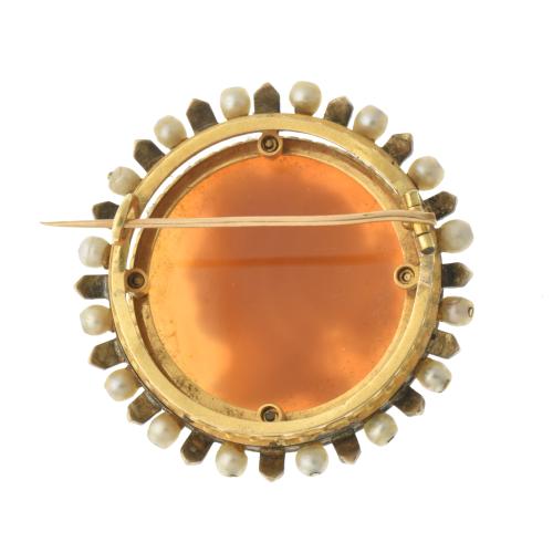 Cameo brooch in gold, silver and pearls.