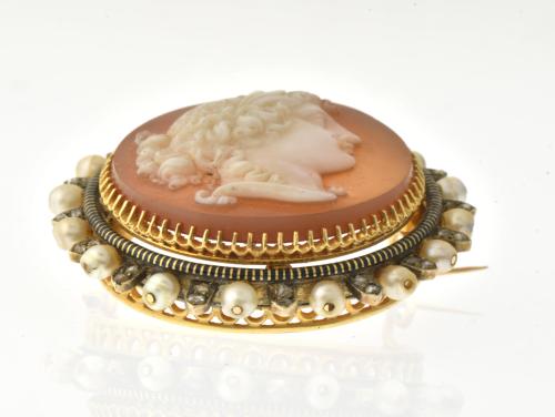 Cameo brooch in gold, silver and pearls.