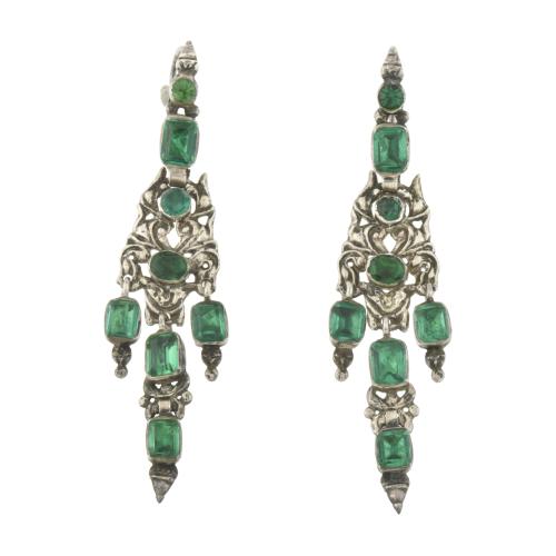 Noucentista earrings.