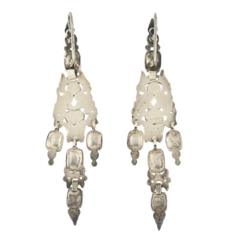 Noucentista earrings.