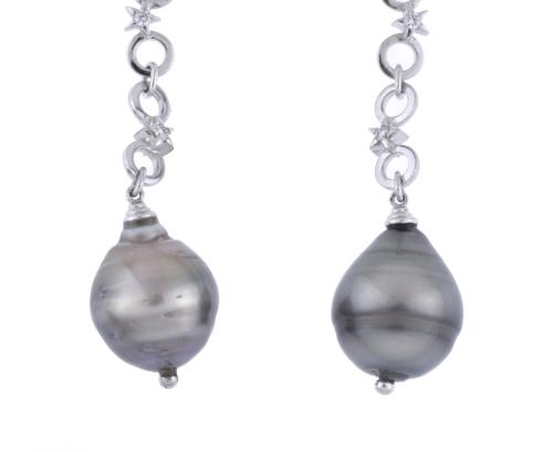 Long earrings with Tahiti pearl.