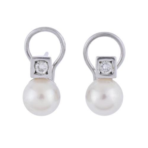 Pearls and diamonds earrings.