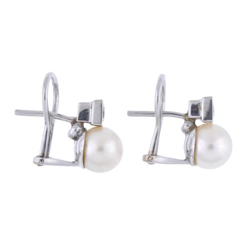 Pearls and diamonds earrings.