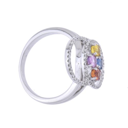 Anillo con pedrería multicolor y diamantes.