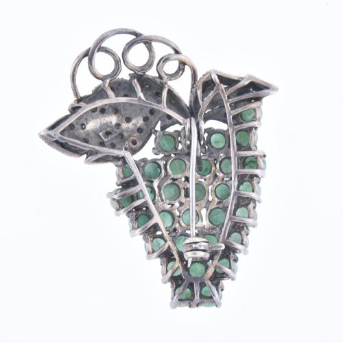 Cluster-shaped silver brooch with natural emeralds.