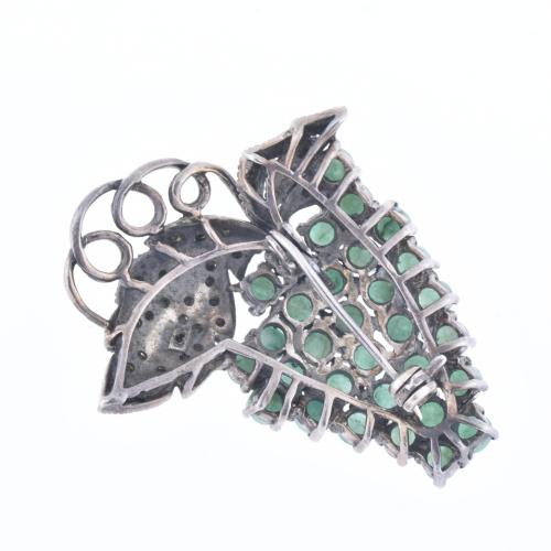 Cluster-shaped silver brooch with natural emeralds.