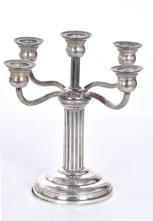 Pareja de candelabros en plata, siglo XX.