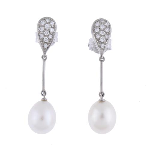 Pendientes largos con perlas y diamantes.