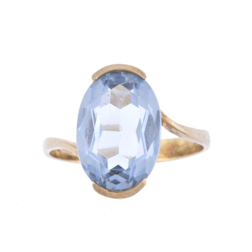 Anillo con topacio azul.