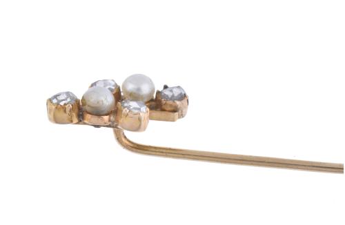 Pearls and diamonds tie pin.