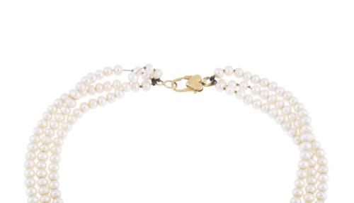 Choker with three strands of cultivated pearls and heart-sh