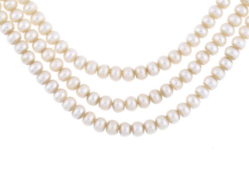 Choker with three strands of cultivated pearls and heart-sh