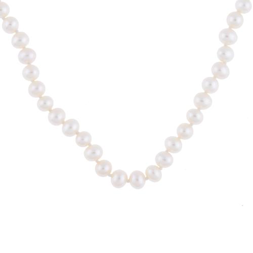 Children&#39;s pearls necklace.