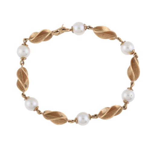 Pearls and yellow gold bracelet.