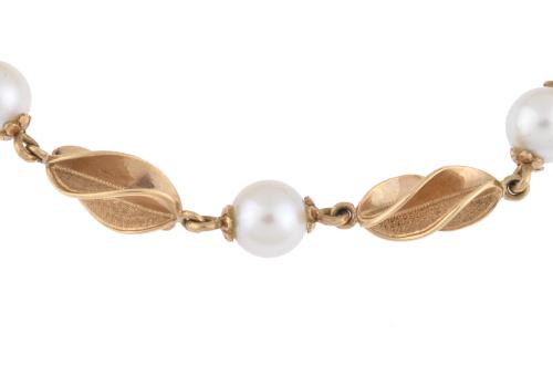 Pearls and yellow gold bracelet.