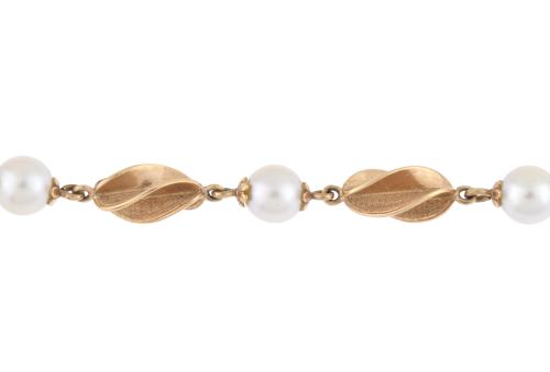 Pearls and yellow gold bracelet.