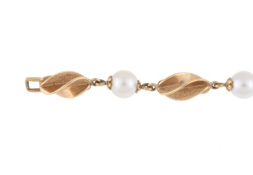 Pearls and yellow gold bracelet.