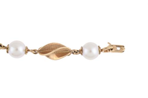 Pearls and yellow gold bracelet.