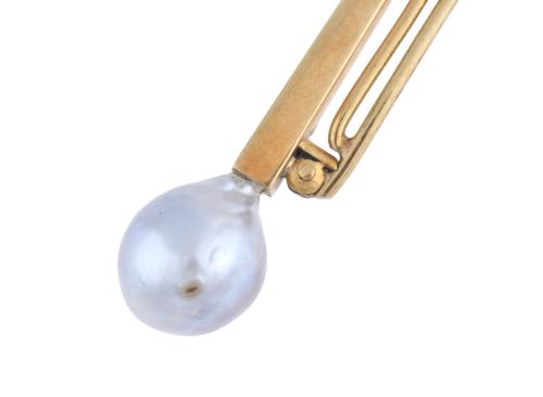 Pin with a grey Baroque pearl.