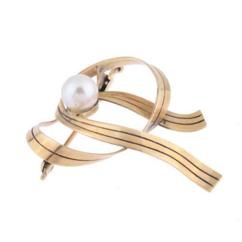 Bow-shaped brooch with a pearl, circa 1960.