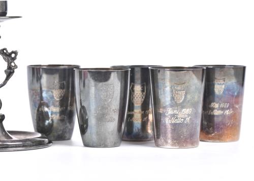 Conjunto de cinco vasos y candelero en plata.