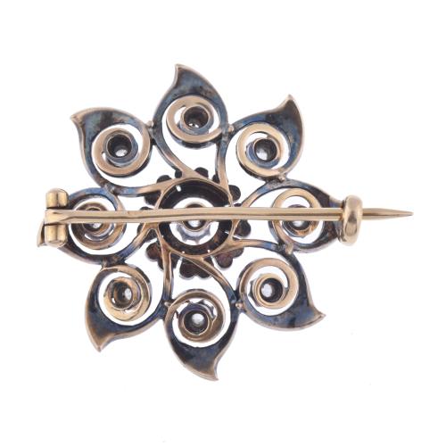 Belle Époque style flower-shaped brooch.