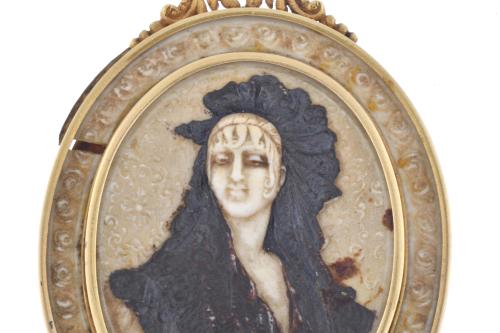 Belle Époque pendant, with bas-relief of a woman wearing a 