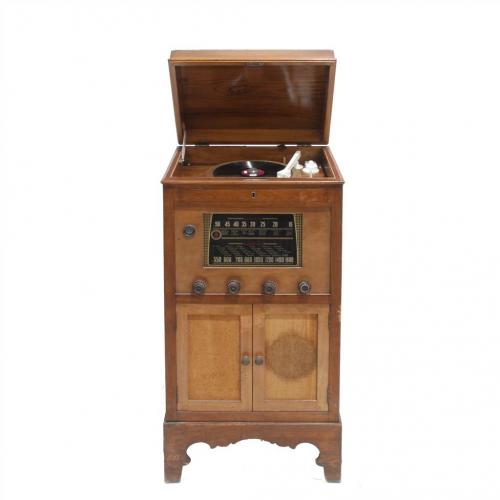 MUEBLE TOCADISCO CON RADIO, CIRCA 1960