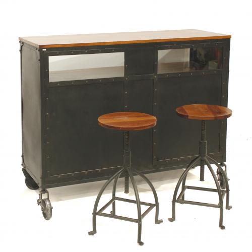 MUEBLE BAR Y PAREJA DE TABURETES INDUSTRIAL, SEGUNDA MITAD SIGLO XX