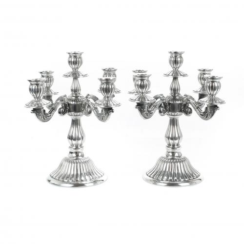 PAREJA DE CANDELABROS ESPAÑOLES EN PLATA, MEDIADOS SIGLO XX